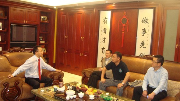 我会名誉会长吴图平(右二)与湖南省广东商会会长张建辉(左一)友好交流