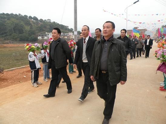 东临韩江,西连黄金镇,南接溪南村,北与小胜镇接壤.